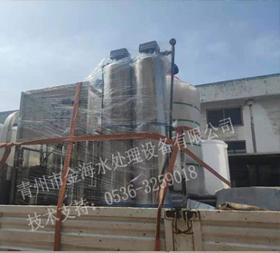 全不銹鋼反滲透設備及軟化水設備裝車現(xiàn)場